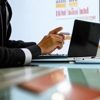 Кто «ведёт» закупки для школ по 44-ФЗ: локальный контрактный управляющий или централизованная бухгалтерия 